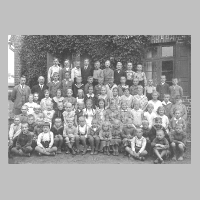 086-0025 Klassenbild der Volksschule Roddau Perkuiken 1932 mit den Lehrern Boeck und Niederlaender.jpg